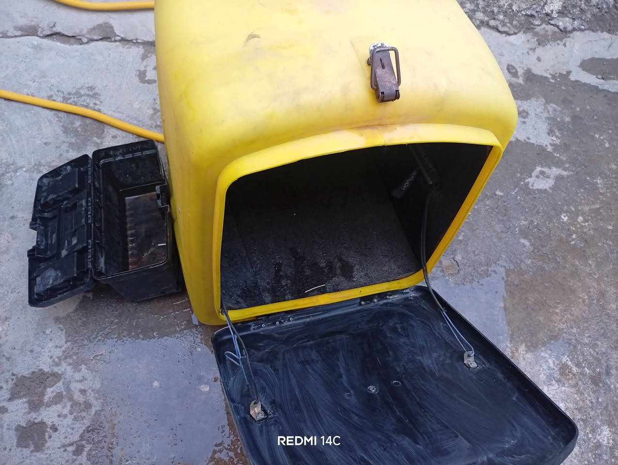 صندوك دلفري يرهم لل ايرانيه والبوكسر وكل الدراجات كامل كل ملحقاته +صندوق عده ادوات اضافي للصباين وغير هل امور هم ويا هديه ما عده الصينيه مالته ماخذها حاط بيها الماعين 😂..المهم اني اخذته ب 50والحمد ل الله لكيت شغله ثانيه واريده هسه ب 35  والما عنده ياخذه ابلاش وانشالله يتهنه بي ههذ رقمي ***********
