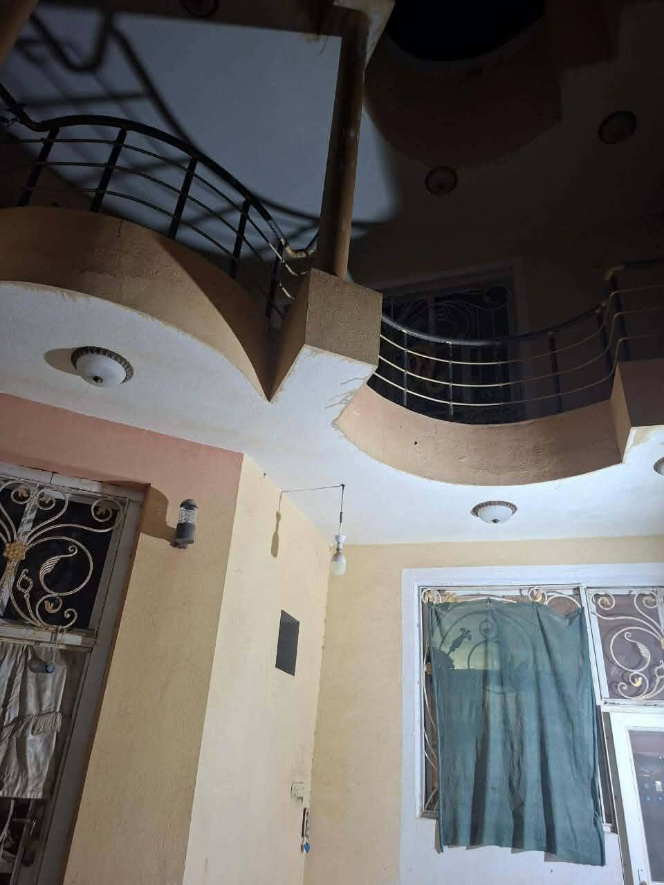 ا� بيت للبيع – حي الجامعة

📍 موقع مميز وحيوي

🔹 المساحة: 200 متر²
🔹 الواجهة: 10 م
🔹 النزال: 20 م

🏠 يتكون من طابقين:

الطابق الأول:
✔️ غرفتان
✔️ صالة
✔️ غرفة استقبال
✔️ مطبخ
✔️ صحيات

الطابق الثاني:
✔️ غرفتان
✔️ صالة
✔️ صحيات

✨ بيت مناسب للسكن العائلي، بموقع مميز وقريب من الخدمات.

📞 للاستفسار والمعاينة:***********
