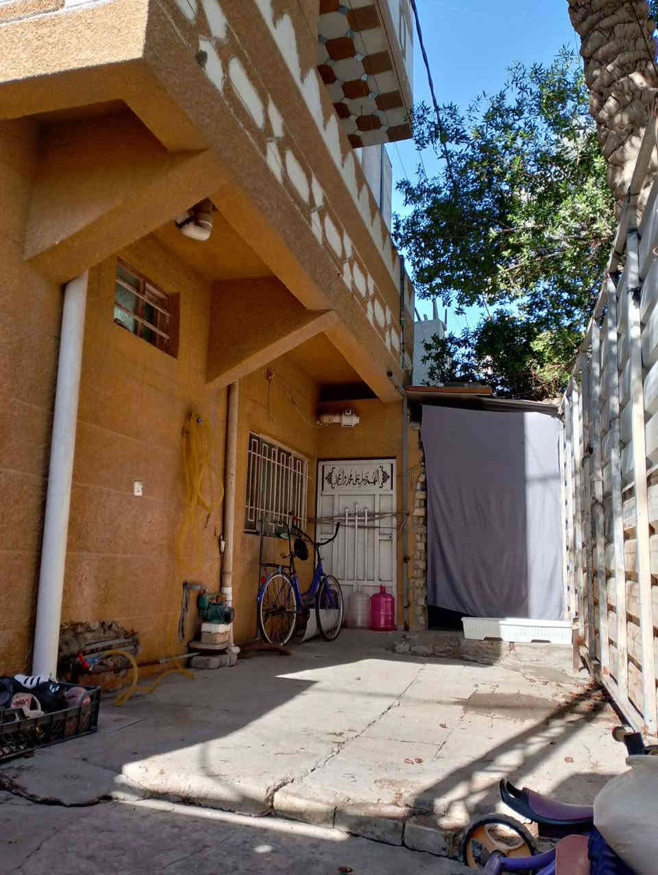 سلام عليكم. 
بيت للبيع ركن مساحه 80 متر في الشعله تحديدن في شارع هباوي. 
يحتوي. 
استقبال 
3 غرف 
صحيات خارجيه
2 حمامات 
للستفسار ***********
