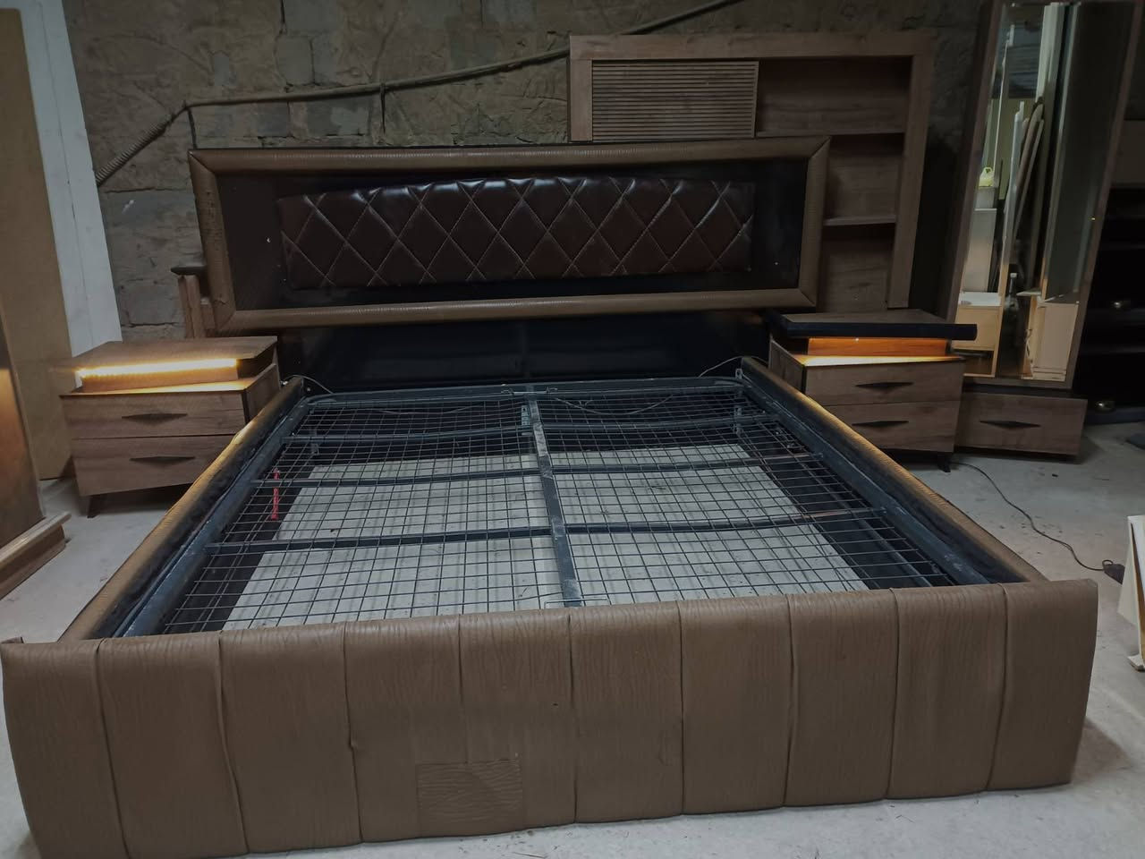 السلام عليكم عندي غرفة نوم للبيع سرير مخزن ونارة بكل قطعا مكاني بغداد أبو دشير ***********
