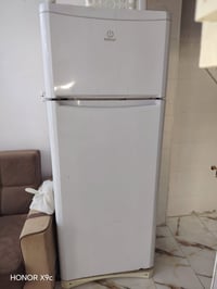 ثلاجه حجم كبير الماطور يشتغل بس مابيهه تبريد سعرهه مناسب قيم بما يرضه ...
