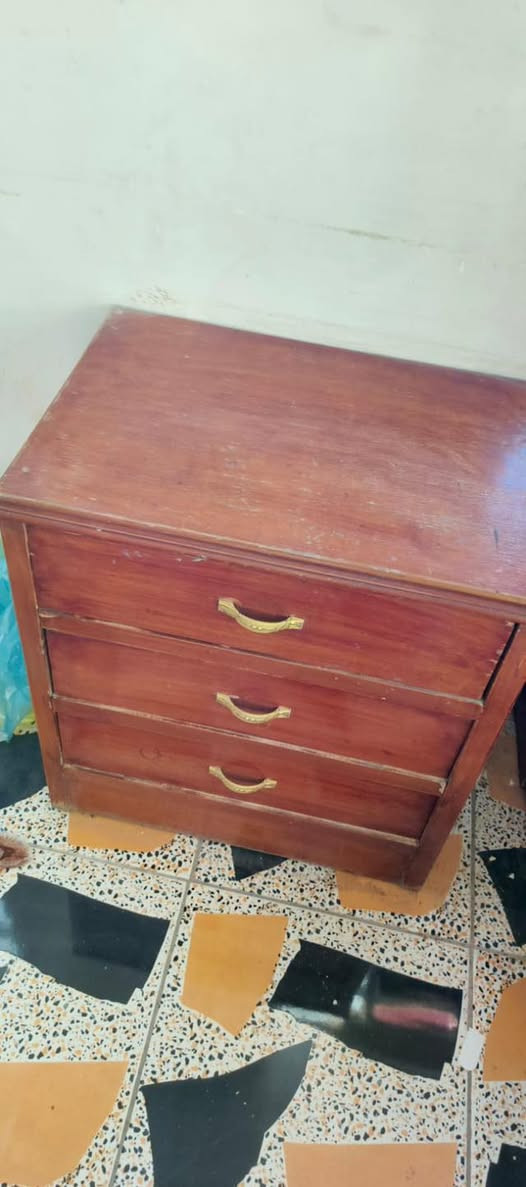 السلام عليكم جربايه وكومدي مالتها كله خشب قوي وثكيل
وكنتور تك باب و ٥ خانات بيها بس انطيني سعر وبلعافيه لان داشيل وداصفي


**إذا كنت صاحب هذا الإعلان وتريد حذفه لأي سبب، رجاءا أرسل رسالة إلى الدعم الفني**