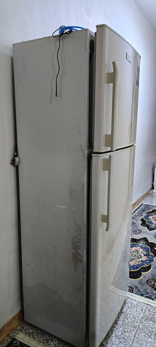 السلام عليكم ثلاجة كلش نضيفه حجمه 20 بس متفصل
***********
