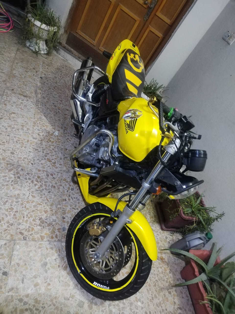 سلام عليكم سيبي فور جيل الثاني  للبيع الدراجه نضافه فول مثل ما شوف بصوره واحله من صوره دراجه نوزل مكينه 400cc كله عله بلاد تجي وشوف بعينك اورق موجوده المكان الدراجه واسط نعمانيه  الشراي يتصل عله هاذ رقم ***********
