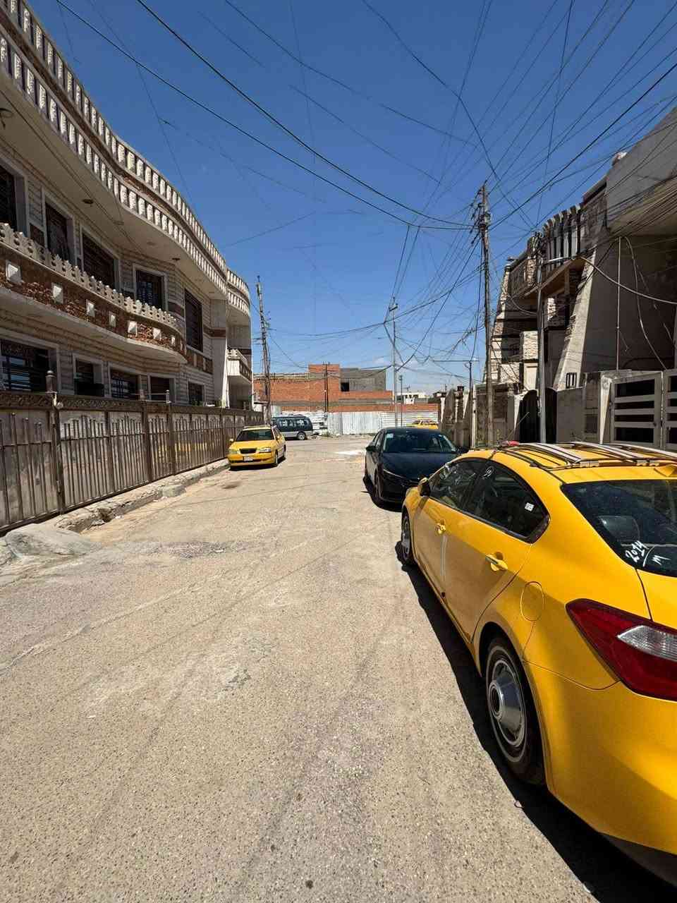 بيت حديث للبيع حي الجهاد الضباط 

مساحة البيت ٧٥ متر
واجهه ٥ نزال ١٥ 
خلف الاربع شوارع
البيت جدا نضيف وحديث بناء 2022درجة اولى موقع ممتاز 

بي 3غرف نوم 
وصاله ومطبخ وحمامات السعر خاص رقم الهاتف ***********
