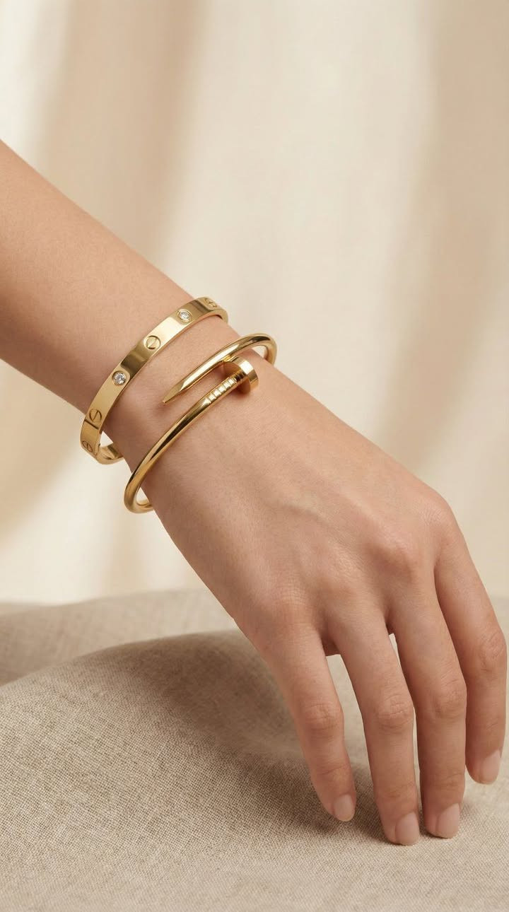 ستانلس ستيل بيور: يعني انسى شي اسمه "زنجار" أو "يتغير لونه". لمعته تبقى شادة وكأنما هسة مشتريه.

ديزاين الحصيرة: نقشة ناعمة وقوية بنفس الوقت، تطي ملمس مريح على الإيد وشكل فخم يشبه الساعات العالمية.

قفل أمان متين: مصمم بذكاء حتى يثبت بإيدج وما يفتح بسهولة، يعني أمان وراحة.

مقاوم للظروف: يتحمل الماي والاستخدام اليومي بكل كفاءة، يعني "مال كد ومد".


**إذا كنت صاحب هذا الإعلان وتريد حذفه لأي سبب، رجاءا أرسل رسالة إلى الدعم الفني**