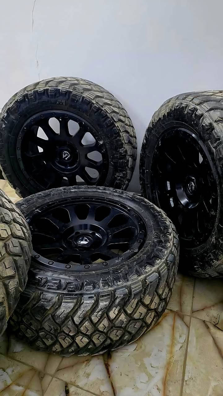يوجد ويل نوعيه فيول FUEL حجم 20
الأمريكي الاصلي وليس التجاري مع تاير جبلي تخم  نظيف كلش 6 براغي يرهم على ( FJ / تاهو/ رام/ سلفادور / همر / جيب رانكلر / GMC ) وغيرها 
قياس التاير الجبلي LT 295/55/20R 
سعره بل موقع فقط الويل 18 ورقه ونص تكدر تشوفه تبحث عليه غير متواجد على النت الاتصال *********** واسف على الإطالة
