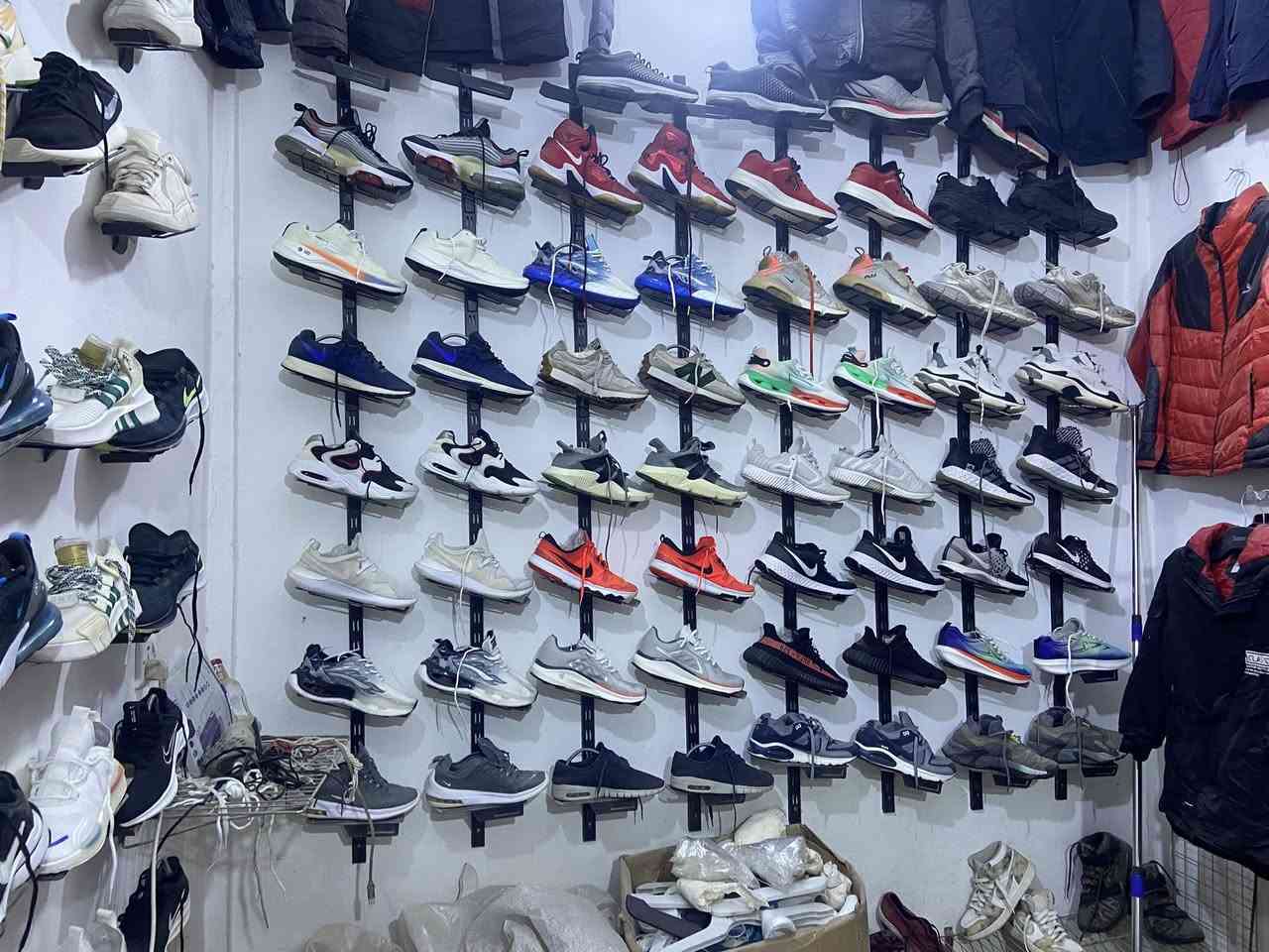 احذيه باله اوربي تقريبا 150 قطعه شلعه سعر القطعه 9 الف رقم ***********
