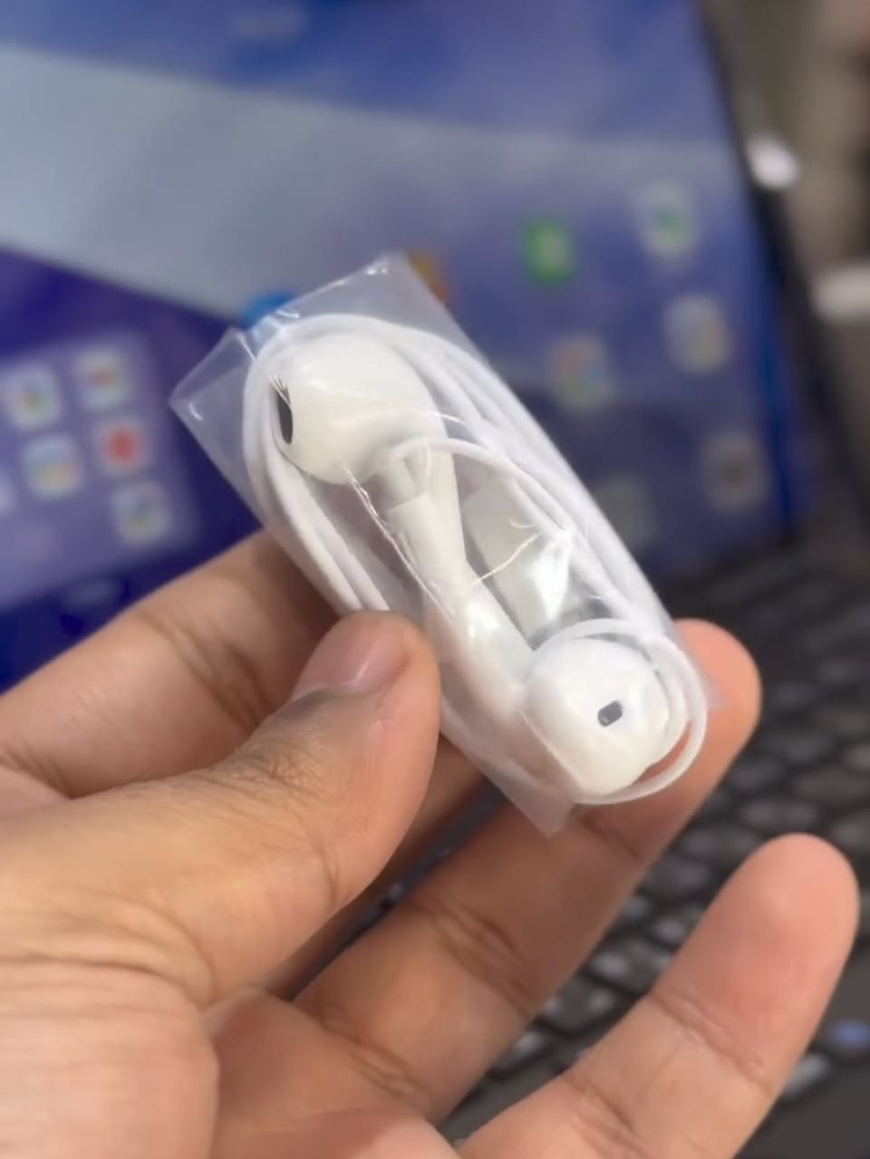 Blackview Link 8

تاب جديد كامل ملحقات حتى ورقة الوصل والضمان موجودة 200 يوم على الشاشة
 كارتون + شاحنة وسماعة + قلم وماوس وكيبورد + كڤر اصلي قوي

الموصفات 👇
​حجم الشاشة: 12.7 بوصة (حجم شاشة لابتوب تقريباً)
​دقة الشاشة: 2.4K دقة جيدة (2176 × 1600)
​تردد الشاشة: 90Hz سلاسة جيدة جداً في للتصفح والألعاب
​نوع الشاشة: IPS تدعم وضع حماية العين
​الرام: (RAM) الكلي 36 گيگا (12GB أساسي + 24GB توسعة)
​المعالج: Helio G100 ثماني النواة (6nm)، مخصص للأداء المتوسط الى عالي وتوفير البطارية.
​التخزين: 256 گيگا ويدعم ذاكرة خارجية حتى 2 تيرا
​سعة البطارية: 8400 مللي أمبير (تدوم يوم كامل استخدام مكثف يومين استخدام عادي)
سرعة ال​شحن: 18 واط (Type-C)
الكامرة ال​خلفية: 16
الكامرة الأمامية: 13
الصوت ​4 سماعات ستيريو (Quad-BOX Speakers) صوت محيطي عالي

يشغل ببجي 60 فريم لليسأل
​
السعر 250 الف
المكان نجف (ماكو توصيل)
تواصل ماسنجر


**إذا كنت صاحب هذا الإعلان وتريد حذفه لأي سبب، رجاءا أرسل رسالة إلى الدعم الفني**