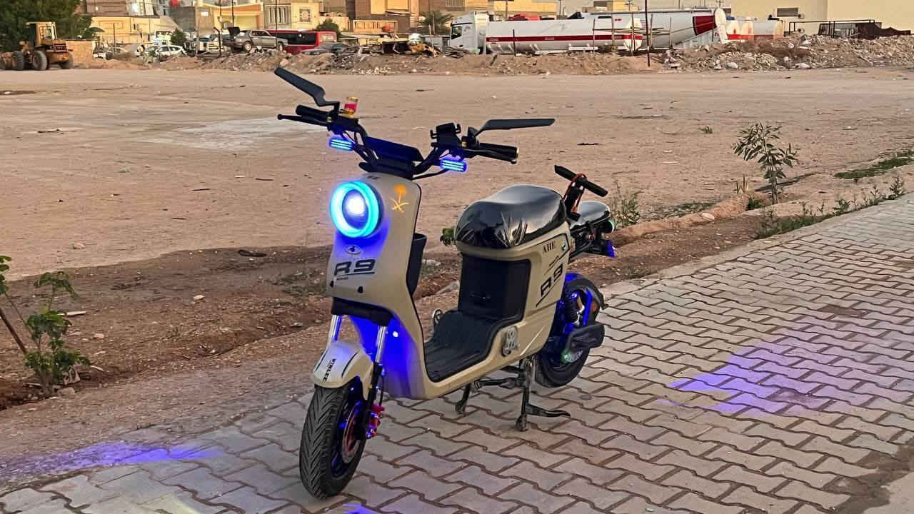 دراجه R9 للبيع موديل 2025 ماركة وينلي AHE سرعه 109 دراجه نضيفة كلش ما متعوبة وبيه تزويدات خارجيه بطاريات حجم كبير 22 واط غراضهه البلاديه كلهه موجوده السعر 500 وبيه مجال بسيط مكاني نجف حي المهندسين. واتساب ***********
