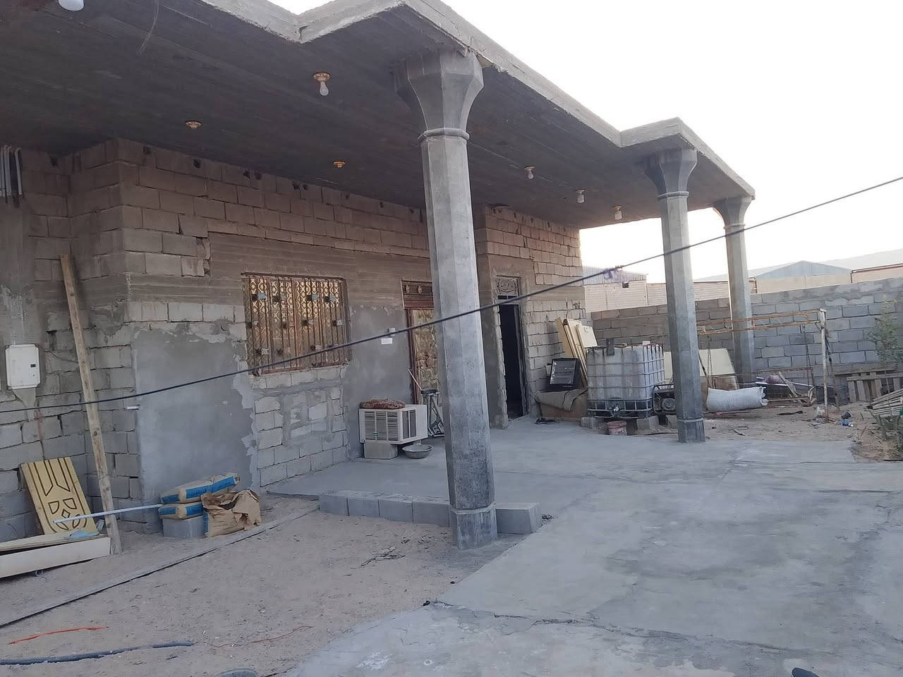 سلام عليكم البصرة سفان حي الحكيم الولاه بيت البيع مساحته 320متر قرف ثنين 6*4ومطبخ4*4 حار 2*2وبارد صاله6*5 وموزع 8*3ديوانيه 8*4صافي البيت صب درجه واله يتوفر خدمات كافه من كهرباء ونت ضوي ماي 100متر البوري الجديد الشارع تبليط100كدامه شارع10متر  بصفه قطعه ركن البيع مساحتهه 300متر السفسار الاتصال عله الرقم ***********بيع مستعجل
