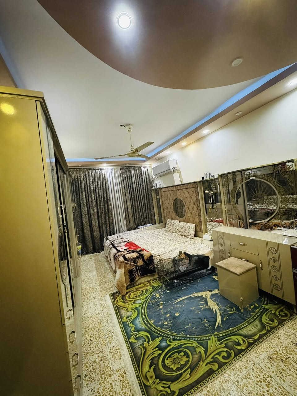 السلام عليكم بيت للبيع مساحه 75 متر في البلديات اليؤن مقابيل الجسر اول فرع البيت طابقين ونص الطبق الارضي استقبال صاله وغرفت نوم ومن ضمن الصاله مطبخ الطابق الثاني غرفتين نوم وصاله وصحيات والطاب الثالب غرفه وصاله وصحيات 
للاستفسارمعه رقم او صاحب صفحه ***********
