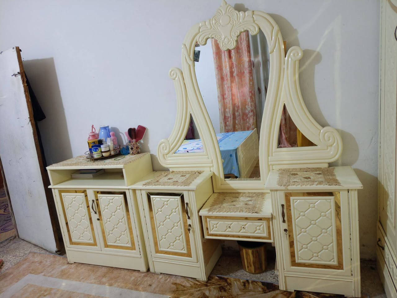 سلام عليكم غرفه البيع ستخدام سنتين ونص نضيفه كلش وضخمه وثقيله وتفصال مو سوكيه لعلوان بغداد بوب لشام قرب محطه لغاز لسعر خاص ستفسار ***********
