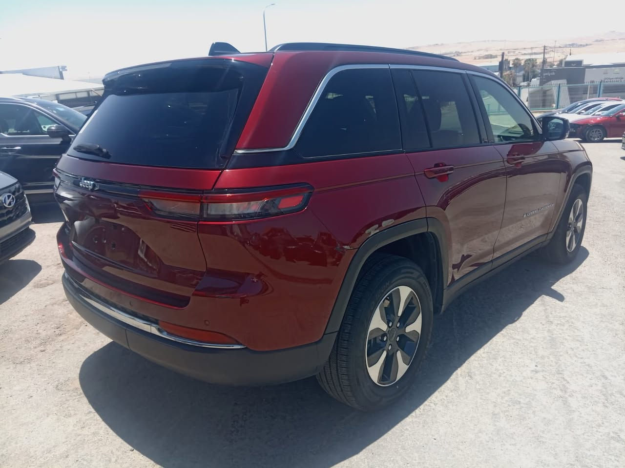 بسم الله الرحمين الرحيم.                                 

نوع السيارة🚘✅ جيب كراند شيروكي هايبرد   الموديل 2024. 
  نوع الوقود / بانزين/هايبرد/ شحن كهرباء                  

السيارة موجود ✅بالاردن  🚗المنطقة الحرة الزرقاء                    

الضرر تصليح بارد خفيف ✅بدون ارباك  🚘السيارة تشتغل وتمشي.   

الاستفسار او التصال  على الرقم  ‭***********‬             

او مراسلة واتساب على الرقم الاردني 00962797080658. 

عنوان المعرض🛣️🛣️⬅️شارع 18 شمال المنطقة الحرة🚗🚗 
                         
 ملاحظة 🚘🚘🚗🚗🚗السيارة مكفولة من الصبغ🚦🚦🚗🚗( السيارة تدخل على كتاب شهداء)
