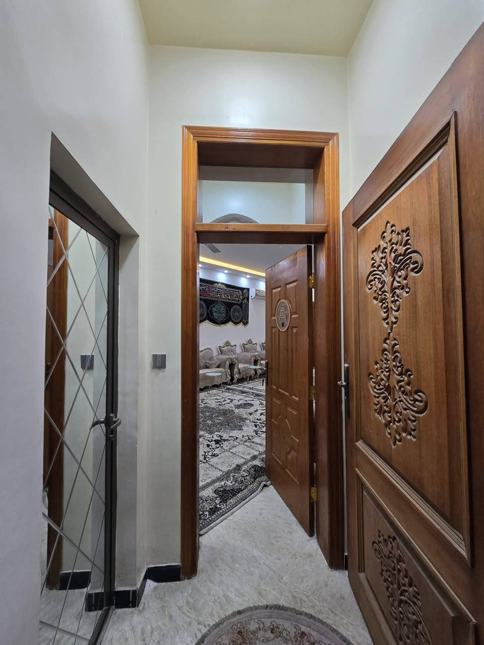 #دار_للبيع 
#حي_المعلمين_المشتل 

#المهندس2_للخدمات_العقارية 

____________________

🏠 دار للبيع في منطقة حي المعلمين_المشتل 

📏المساحة 300م  الواجهة 10م 

💢بناء درجة اولى💯 سنة البناء 2023 

💢أرضيات مرمر واجهة مرمر و ديكورات

💢يحتوي الدار على 
5غرف نوم واستقبال ومطبخ حار بارد وصالة وكراج وحديقة ومناور عدد 3 ومخزن 

🚩موقع الدار مميز جدا حي المعلمين قرب مدرسة اسوان

💢شارع ورصيف عريض 15م وموقع سكني 

ملاحظة يمكن مراوس العقار مع عقار في منطقة حي المهندسين شارع فلسطين 

للإستفسار 
مراسلة الصفحة او
اتصال *********** م. مصطفى 
          *********** واتساب 

💢نستقبل كافة العروض في منطقة حي المعلمين_المشتل والمناطق المجاورة 

المهندس 2 للخدمات العقارية
