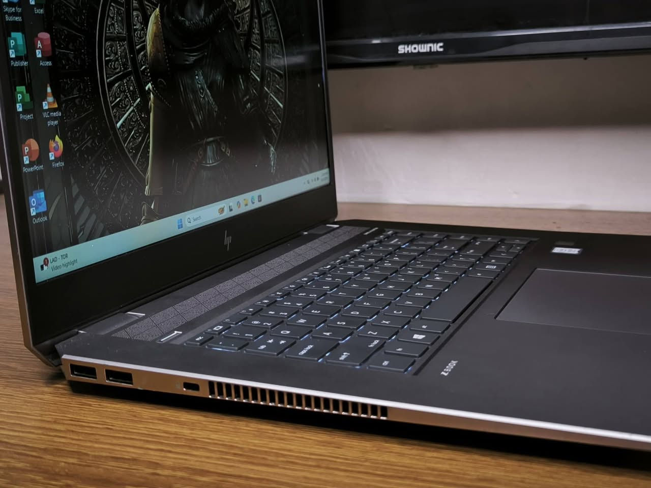 💻 HP ZBook Studio G5
🔍 المواصفات التقنية:
​المعالج: Intel Core i7 (الجيل الثامن - فئة H القوية).
​الرام: 16GB DDR4.
​الهارد: 512GB SSD.
​كرت الشاشة المنفصل: NVIDIA Quadro P1000 (بواقع 4GB).
​الشاشة: 15.6 بوصة بدقة 4K (وضوح فائق ومثالية للتصميم).
​🎁 الملحقات:
(حقيبة، شاحن أصلي، ماوس، ماوس باد).
​🛡️ الضمان والخدمات:
​فحص المواصفات والنظافة قبل الاستلام.
​ضمان استبدال لمدة أسبوع كامل.
​تنصيب ويندوز والبرامج الأساسية مجاناً.
​💰 السعر: 580,000 دينار عراقي.
​📍 الموقع: بغداد - الأمين الثانية.
🚚 التوصيل: متوفر لجميع محافظات العراق.
​📞 للحجز والاستفسار:
***********
***********
