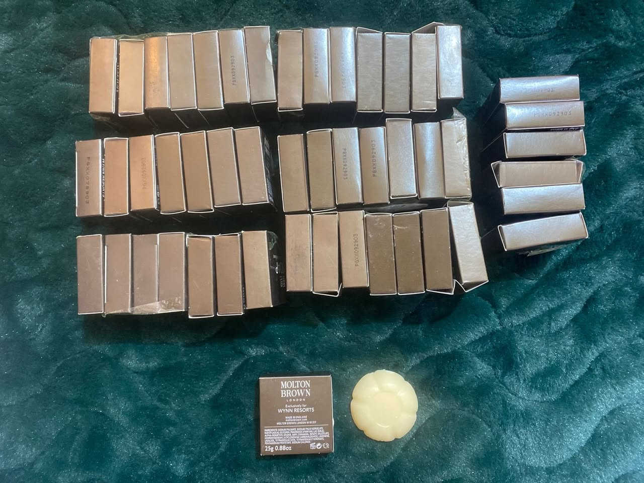 #جمالك_يبدأ_بلمسة 
✨ صابون الحليب فائق النقاء Ultra Pure Milk Soap ✨
المستخدم حصرياً في منتجعات وين الفاخرة 🏨
صناعة شركة مولتون براون البريطانية 🇬🇧

🧼 الحجم: 25 غرام
🌿 غني بالحليب الطبيعي والفيتامينات والأحماض الدهنية المفيدة للبشرة
💎 مناسب للوجه واليدين والجسم
✨ للبشرة الدهنية يساعد على التنظيف والتفتيح وتقليل آثار الحبوب والبقع
🤍 للبشرة الجافة يُفضل استخدامه لليدين والجسم لأنه يمنح ترطيب ونعومة بدون جفاف

🌸 رائحة فاخرة وثابتة تجمع بين:
🥥 جوز الهند الدافئ
🌼 الياسمين
🍦 الفانيليا
🪵 العنبر

😍 ريحة كلش راقية ونظافة وانتعاش يدوم طوال اليوم

🌱 أبرز فوائد صابون الحليب للبشرة:
💧 ترطيب عميق بفضل الدهون الطبيعية والبروتينات
✨ تفتيح وتوحيد لون البشرة وتقليل البقع الداكنة
🌸 تلطيف البشرة الحساسة وتقليل الاحمرار والتهيج
🛡️ مكافحة علامات التقدم بالعمر وتعزيز مرونة الجلد
🧼 تنظيف المسام وإزالة الدهون والأوساخ بلطف

📌 الاستخدام اليومي:
مناسب للاستخدام اليومي على الوجه والجسم ويترك البشرة ناعمة ومرطبة بدون تجفيف.

🫧 طريقة الاستخدام المثالية:
1️⃣ بللي الوجه أو الجسم بالماء الدافئ
2️⃣ افركي الصابونة حتى تتكون رغوة غنية وكريمية
3️⃣ دلكي الرغوة بحركات دائرية لطيفة
4️⃣ اشطفي بالماء الفاتر وجففي البشرة برفق

💰 سعر القطعة بالأسواق ب  5 آلاف
🔥 عرضنا الأقوى: كل 6 قطع بـ 15 ألف فقط مع التوصيل 🚚

📞 للحجز والاستفسار:
***********
📲 واتساب وموبايل

🚚 خدمة توصيل لجميع المحافظات

#صابون_الحليب #UltraPureMilkSoap #MoltonBrown #Hongsabon #العناية_بالبشرة #تفتيح_البشرة #ترطيب_البشرة #صابون_فاخر #منتجات_اصلية #بشرة_ناعمة #صابون_طبي #جمال    #بصرة  #منصور 
 #نجف #موصل #کركوك #کربلاء  #متابعين  #اربيل #السليمانية #العراق #بغداد #متابعة #متابعه  #عروض #الجميع #الكل #اكسبلور
