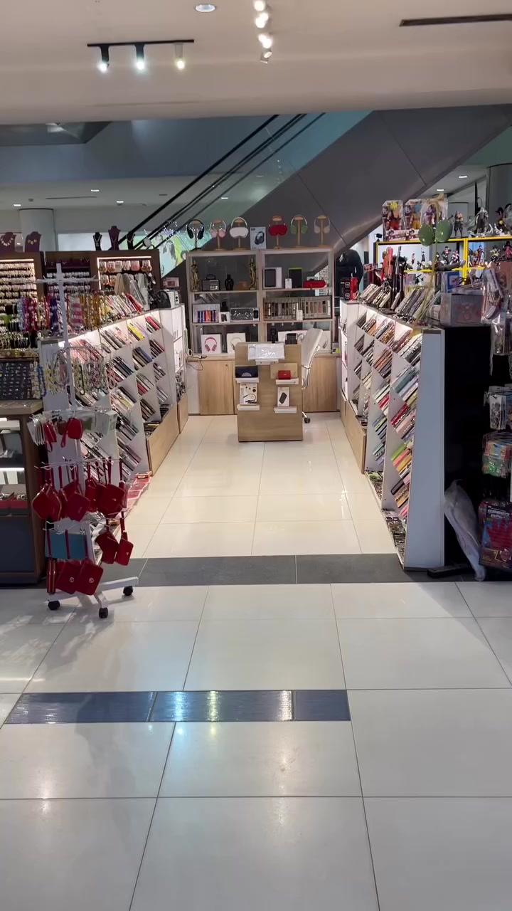 ديكور اكسسوارات موبايل للبيع ، الطول 5 امتار والعرض 2 متر ، ارتفاع الجوانب 120 سنتمتر وارتفاع الظهر 180 سنتمتر يرهم ديكول للمحلات وللمولات ايضاً للاستفسار 
***********
