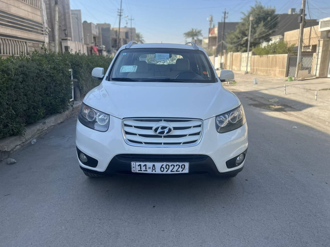 السلام عليكم 
سنتافي 2011 خليجي  مواصفات فول عده البصمه  
مكينه 6 سلندر. 7 راكب. فوريل. فتحه. تحكمات. كشن كهرباء. شاشه وكامره. مانع انزلاق. 3 قطع تبريد.  ماشيه 111 .   بيها شخط جوه الباب ومصبوغ من جوه الكنر موضح في الصوره. مابيها اي نواقص جاهزه.   السعر 152.    
للاستفسار ***********
