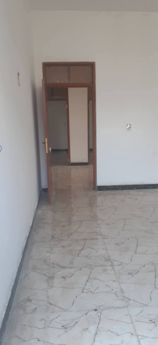 السلام عليكم بيت ١٥٠ متر 
واجيه١٠ نزال ١٥ بناء حديث
غرفتين نوم استقبال حولي 
المكان حي الشهداء قريب المدارس 
وجامع الرحمن الرحيم
 السعر ١٠٠ مليون
للاستفسار ***********
