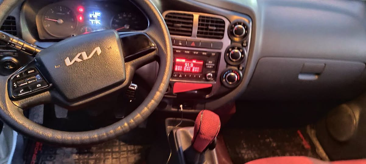 سلام عليكم كية حمل 2700 موديل 2023 رقم صلاحدين انكليزي شرط تحويل شرط محرك وشاصي وصبغ سيارة جديد ماشي 90 فقط عنوان موصل جانب الايسر سعرها 157 رقم الهاتف *********** //***********
