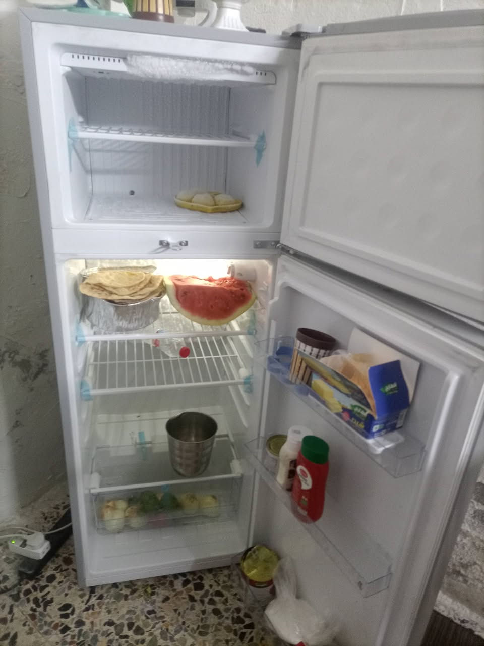 ثلاجه ١٢قدم ستخدام شهرسعر٢٥٠***********
