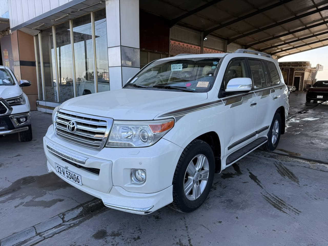 السلام عليكم
لاندكروز 2014 
المواصفات 
فتحة 
6 سلندر 
شاشة حجم كبير 
داخل احمر 
8 ايرباك 
معروفة مواصفات 
السعر 390 
للاستفسار 
‭0770 534 0517‬
