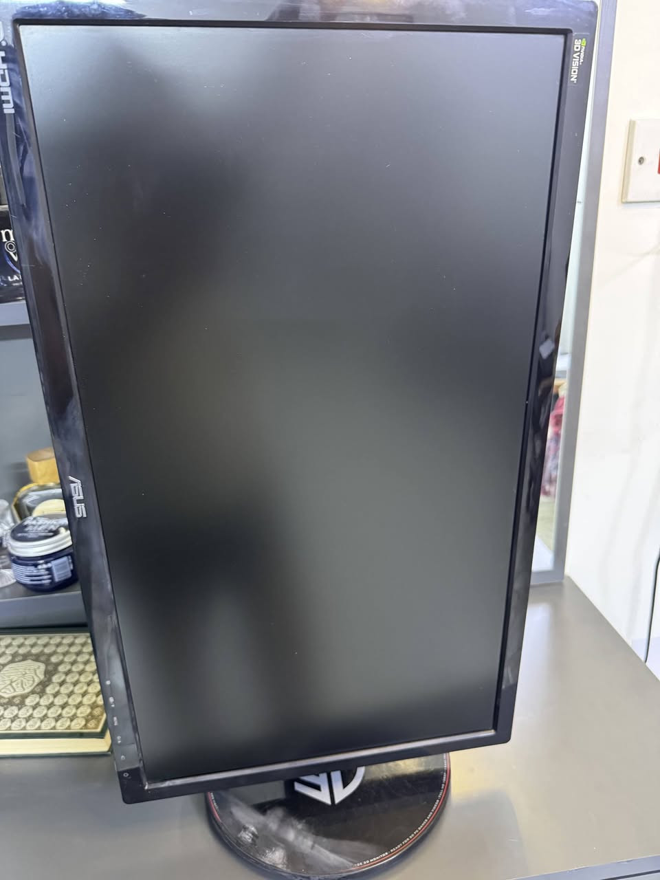 السلام عليكم شاشة اسوس 
مواصفاتها 144hz 1ms. بيها سماعتين داخليه 2w فول HD  بيها منفذ display port و hdmi و بيها خاصيه Trace Free حته متغوش الصورة و بيها نفيديا 3d بس تجيب نضاره تشغل طبيعي ومن ظمن الاعدادات هم بيها ايم وهمي تسوي الشاشه نضيفه فقط القاعده بهت لونها مثل ما موضح بل صورة لان وكع عليها اسيتون السعر المطلوب بيها 150 الف قفل 🔒
المكان بغداد شعب 
*********** موجود واتساب
