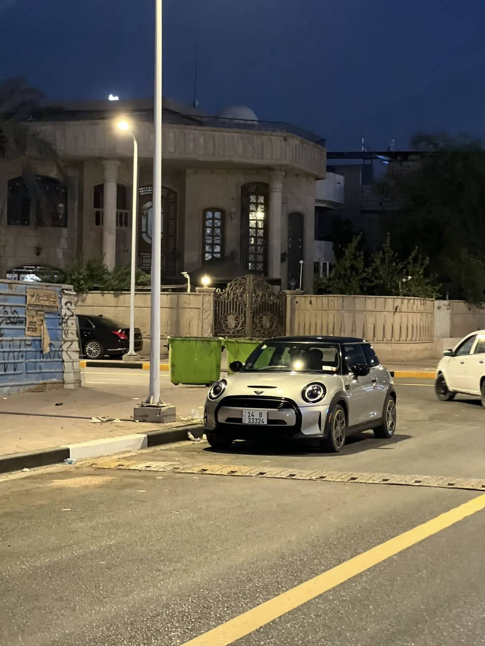 مني كوبر se كهربائي بالكامل يعني السيارة شحن 
مديل 24 ماشية 20 الف وقابل للزيادة بانوراما تحكمات ستيرن الكشنات مو كهربائية يدوية 
تدفئة كشنات 
اربع أنماط للقيادة لتقليل استهلاك الشحن 
الشحنة الوحدة تمشيك 170 كيلو  
السعر 185
للتواصل ***********
