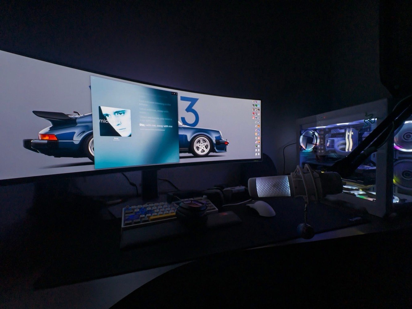 مواصفات شاشة Samsung Odyssey OLED G9 (G93SC)
• الموديل: G93SC (النسخة العادية - بدون Smart TV).
• نوع البنل: QD-OLED (ألوان حقيقية وأسود مطلق).
• حجم الشاشة: 49 بوصة (Super Ultrawide).
• أبعاد العرض: 32:9 (تعادل شاشتين 27 بوصة).
• الدقة: Dual QHD (\bm{5120 \times 1440}).
• معدل التحديث: 240Hz.
• وقت الاستجابة: 0.03ms (GtG).
• درجة الانحناء: 1800R.
• السطوع: DisplayHDR True Black 400.
• تغطية الألوان: 99% DCI-P3.
• المنافذ:
• 1x DisplayPort 1.4
• 1x HDMI 2.1
• 1x Micro HDMI 2.1
• USB Hub
• المميزات الإضافية:
• سماعات مدمجة (5W x 2).
• إضاءة خلفية CoreSync & Core Lighting+.
• دعم AMD FreeSync Premium Pro.
• دعم G-Sync Compatible.

وين مكانك لتسليم أو استلام الشاشة؟: 
المحمودية وأكدر اجيك إذا بالكرخ او زيونه وكراده
شنو حالة الشاشة التقنية والفيزيائية؟: 
نظيفة جدا
هل يوجد ضمان للشاشة؟: 
سنة ضمان 
هل ممكن اتفاهم عالسعر؟: 
بيها مجال بسيط