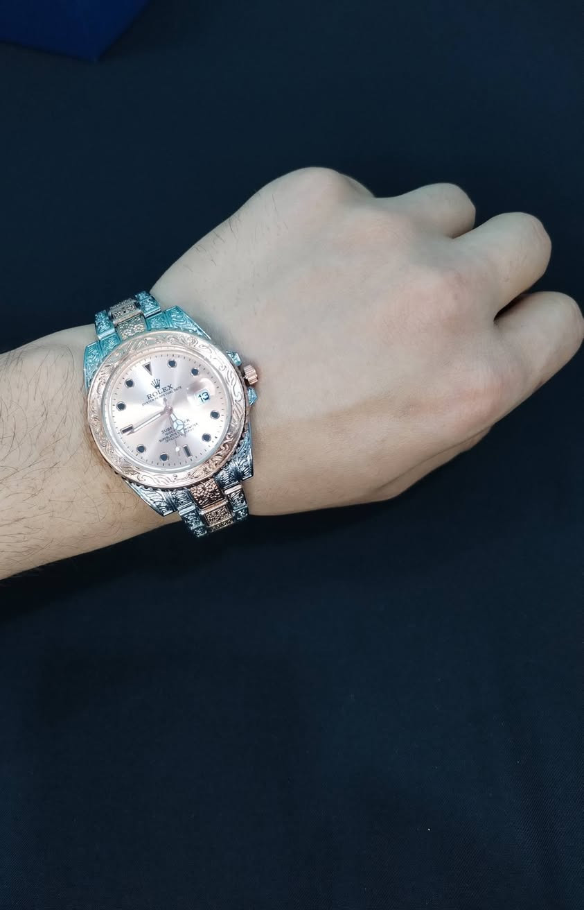 🌟 ساعة يد الكلاسيكية من رولكس⌚✨
🔹 ماركة: رولكس (Rolex Datejust) 
🔹 مقاومة للصدا والماء✅ 
🔹القفل فراشه مختم بشعار الماركة
🔹 عداد شهري وعدسة سايكلوبس المكبرة عند موضع الساعة 📅  
معدن ستانلس ستيل تعمل بحركة كوارتز  🎉
***********
