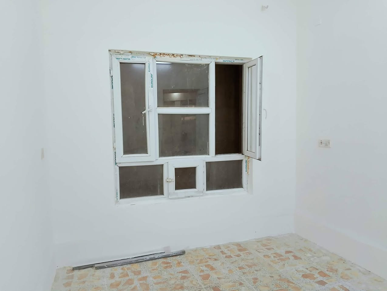 دار للايجار 
طابق ثاني معزول تماما
 العنوان 
حي الخضراء  خلف مول حفتا بازاري كركوك مول كركوك الاسبوعي

مساحه 170
بناءجديد2019
غرف نوم عدد 2  (4× 5)
غرفه ضيوف كبيره
صاله داخليه كبيره
بيتونه كبيره
بلكونه كبيره 
مغاسل  حمام وتواليت سراميك 
مطبخ  سراميك 
ارضيه البيت كلها كاشي موزايك
يوجد فيه خط مولده 
 الكهرباء والماء معزوله
سخان وماطور ماء مع تانكي عدد ٢ كبيران
السعر 325
مطلوب عائله صغيره
ويفضل ان يكون موظف
اتصال بالرقم***********
مكتب عقارات كركوك الذهبي
