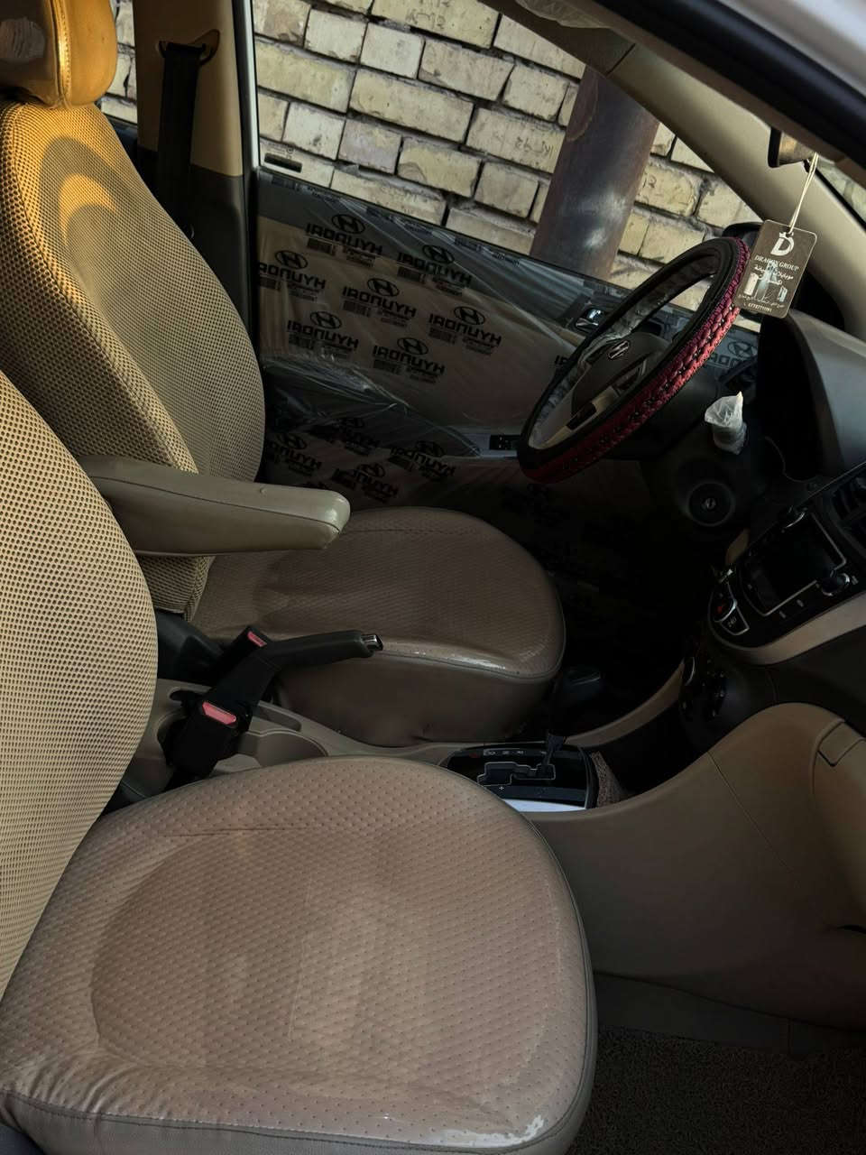 السلام عليكم سيارة اكسنت خليجي موديل ٢٠١٤ بلو مكفولة من الحادث وصبغ فقط بارد قليل  فول مواصفات فتحة سقف نضام ايكو اربع دسك المحرك ١٦٠٠ خمسة ويل ١٥ بدون طسةالسعر ١١٦ورقة الرقم ***********
