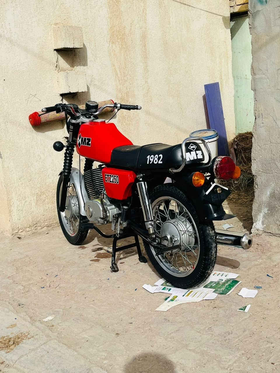 دراجه mz للبيع موديل 82 دراجه كفاله سايس 2 بلاد ما محوره بعدها دينمو بس الثالث مرات يفلت الباقي كفاله احلا من الصور السعر خاص او اتصال *********** وبخدمه الشراي
