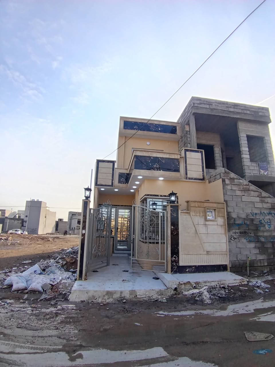 دار للبيع في حي الجاموس قرب ملايين الثاني سند 25 زراعي ملك صرف قيد الانشاء تسليم مفتاح المساحه 100 متر الواجهه 5 النزال 20 السعر 57 وبيها مجال الاتصال على الرقم الموجود على الشاشه) ***********) ***********
