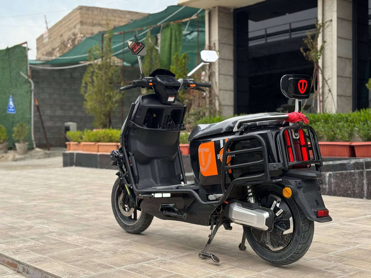 للبيع ماطور شحن
الموصفات
🔋 البطارية: ليثيوم 
⚡ المحرك: كهربائي بدون فحمات (Brushless)
🏎️ السرعة القصوى: بين 60 – 90 كم/ساعة
🔌 مدى السير: من 60 إلى 120 كم بالشحنة
⏱️ زمن الشحن: 4 – 8 ساعات
🛞 الإطارات: عريضة للثبات داخل المدينة
💡 الإضاءة: LED أمامية  
السعر 1.300.000 مليون وثلاث مائه 
للتواصل 
***********
