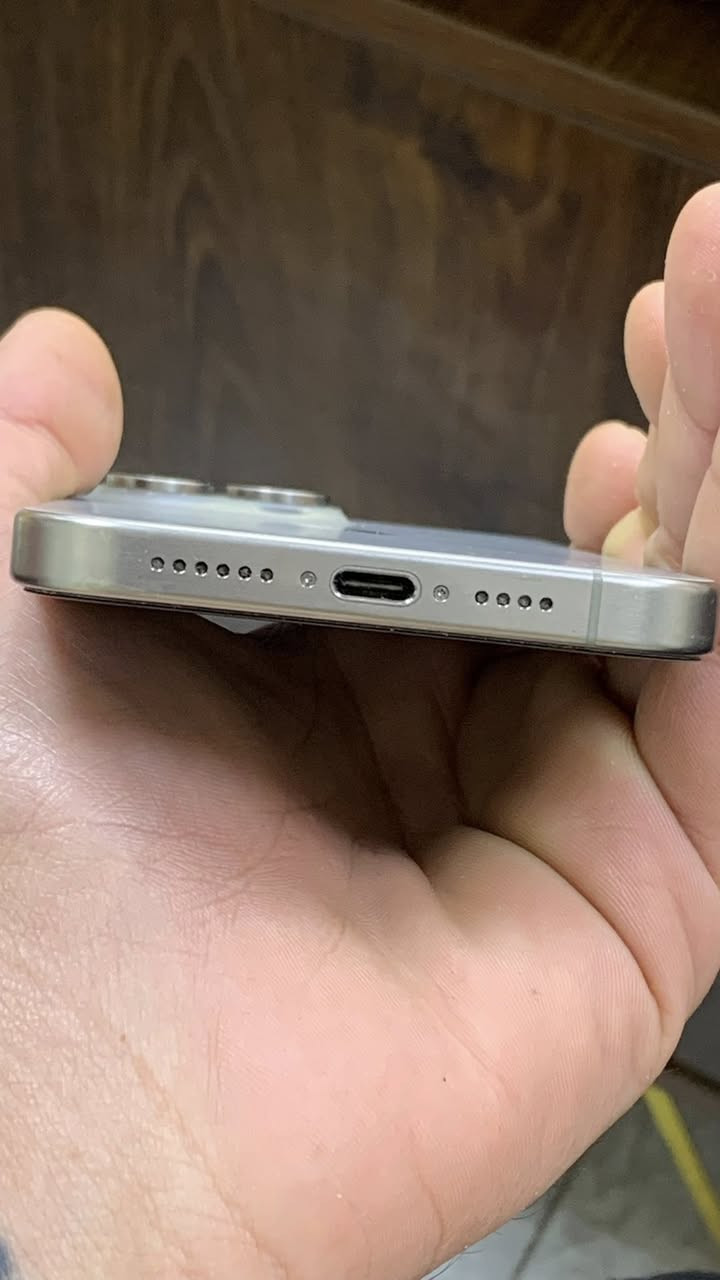 سلام عليكم
ايفون 15 برو ماكس 
فول نظافة مكفول من كلشي 
شرق اوسط 
بطارية 89 
سعر 1025 وبي مجال جداً بسيط 
غراضه كامله بدون شاحنه 
*********** 
بغداد سيديه
