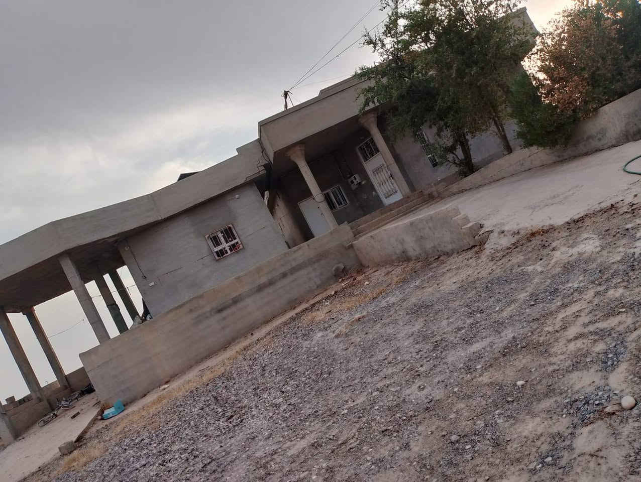 السلام عليكم بيت للبيع مساحة الحوش 3دوانم محوّش 
 البيت 3 غرف وربعة ومطبخ وصحيات داخل وخارج ومخزن و گراج وحقل  و3 قساطل مي 
الموقع خلف قاعة الهيبة (بيت ابو كاميران) السعر ع الاتصال 
للاستفسار الاتصال على الرقم: 
***********
