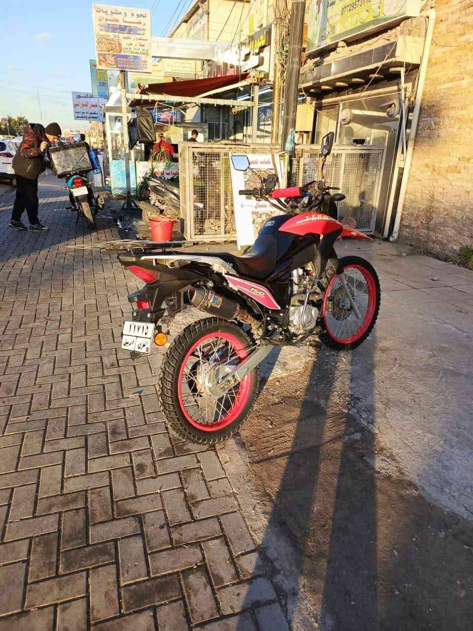 السلام عليكم قفاز لونسن للبيع رقم وسنويه اربيل الدراجه كفاله ولدراجه باسم ولد موجود ويحول بكل وقت ماشيه 23 الف ولدراجه ممغسوله التاير الخلفي قبل  ايام شاده جديد
السعر مليونين و  وبيها مجال للطيبين 

متوفر واتساب ورصيد***********
