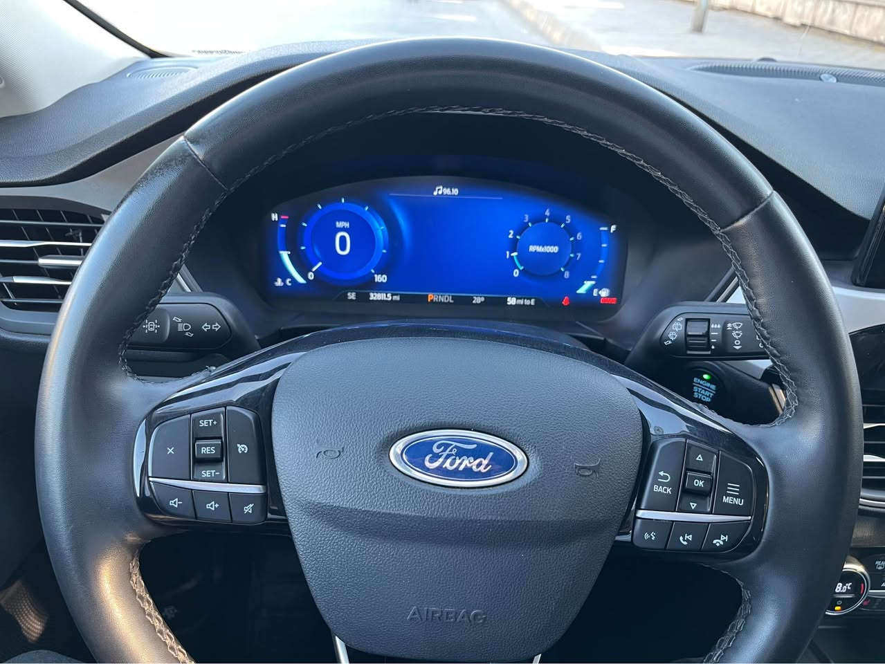 Ford escape 2021 Black
فۆرد ئیسکەیپ 2021 ڕەش
فول مواسەفات:
1- سڵاید و پانۆڕاما.
2- گێچ ئەلیکترۆنی.
3- کوشن هیتەر و سوکان هیتەر.
4- بەسمە و شەغال.
5- دەرگای دواوە ئۆتۆیە و کۆنترۆڵە.
6- ڕادار و خەتی جاددە.
7- دەبڵ ئەکسڵ.
8- چوارمۆدی لێخوڕین.
9- کامیرا و حاسە.
10- کوشن غەزن.

تێبینی:

# سەیارەکە بێ بۆیاغە.
# گێڕ و مەکینە بەشەرت.
# 3بستۆنی تۆربۆیە.
# 33 هەزار مایڵ ڕۆیشتووە
# سەنەوی تا مانگی 7ـی2028 تازەیە.
# بەناو خۆمەوەیە، بەشەرتی تەحویل و غرامە و بەناوکردن.
# پاکوخاوێن و توندوتۆڵە، مەسرەفی نییە.
# ژمارەی شانسی سەیارە:
1FMCU9H68MUB10271

تەلەفۆن: ***********

نرخی: 155$ رانية, السليمانية
