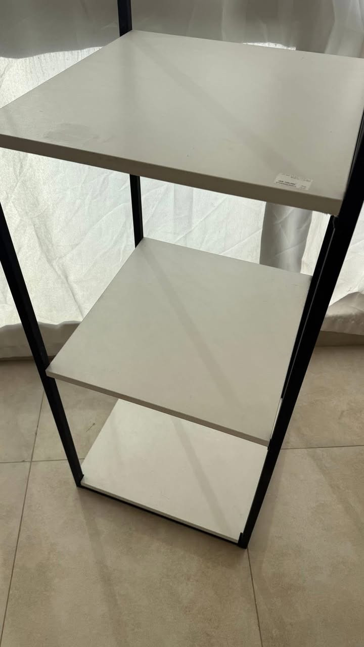 السلام عليكم عندي هاي رفوف للبيع 
ترهم للخزن وترهم ديكور 
اني جنت حاطتها ويا دريسنك روم وحاطه جنط مال كشخه عليها
هسه اريد ابيعها 
اخذتها من هوم سنتر واريد ابيعها عارضته ب 75 الف 
خشب والكوالتي درجه اولى وتتحمل وزن ثقيل
الي يريدها واتساب ***********
