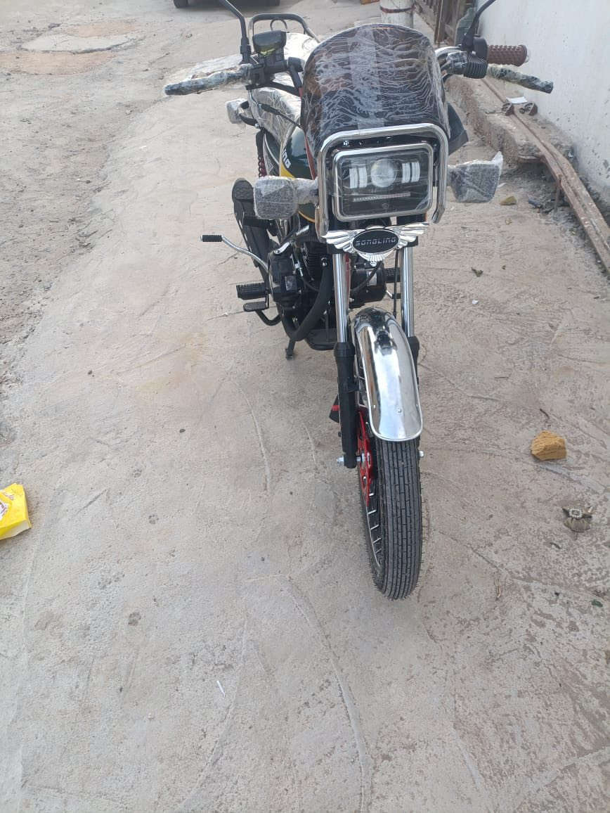 سلام عليكم دراجه موديل26صار اقل من سبوع من شديتها دراجه فول نضافه تجي وتفحص وتشوف بعينك  دراجه رايدها بمليون وبيها مجال مكان الدراجه الرمادي الملعب لل تواصل ***********
