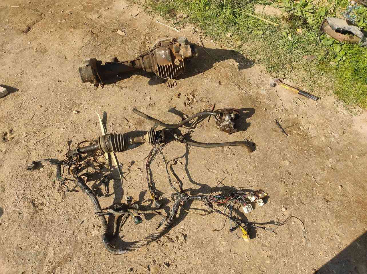 سلام عليكم ابيع غراض مل تفصيخ باجيرو موديل 94 تفصيخ يرهم الكيلوبر.   *********** بي وتساب
