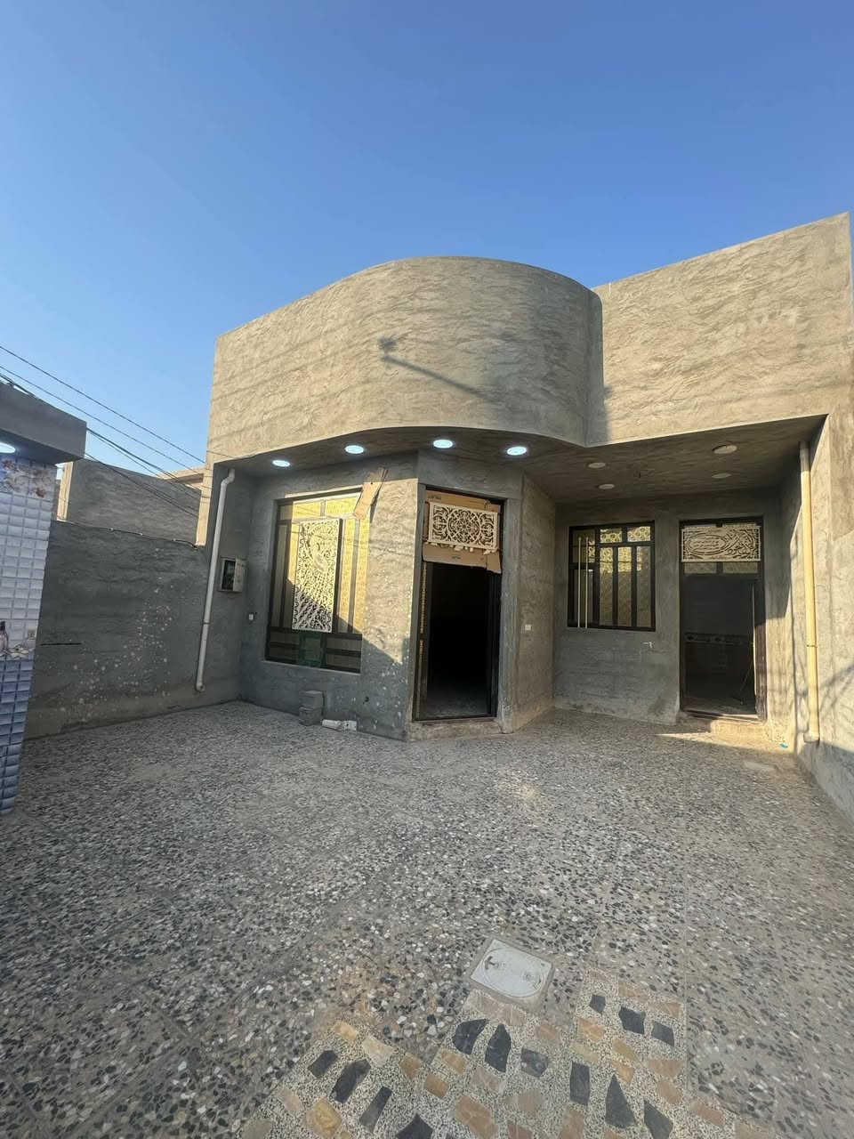 دار للبيع المكان خلف مجمع الرحاب في شارع المضيف يتكون من طابق ونص بناء حديث  بيت كامل من كلشي 
مساحة البيت 186متر ركن شارع رئيسي 12 والفرعي 10 
طابو زراعي 
السعر 55 
او مراوس بقطعه
للاستفسار ***********
***********
