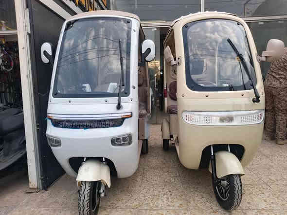 للبيع دراجة مسقفة ٣ عجلات ترند جديدة استخدام ٤ ايام فقط والوصل مالتهة موجود للأستفسار *********** او وات ساب مكاني بغداد زيونة
