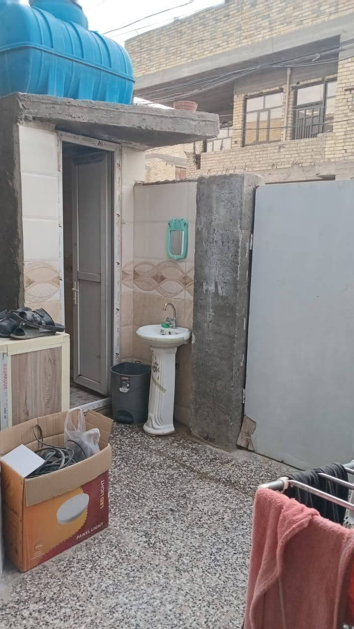 بيت للبيع مساحه 100 متر 5×20 زراعي قرار 117 شارعين سيد هاشم طابق واحد بناء 2023 جديد ونظيف مدخلين ممر واستقبال كله سيراميك ما ناقصه اي شي جاهز.
مكاني الزعفرانية بدايه الشارعين مقابيل علوه سيد هاشم اول فرع خلف مرطبات بابا اشتريلي 

السعر 90 وبي مجال للاستفسار الاتصال على الرقم ***********
