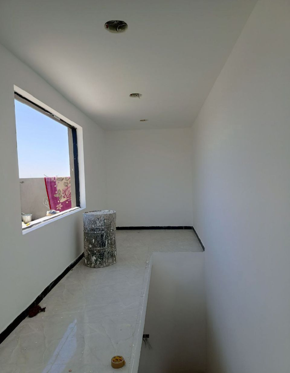 انتاج من شغلي صباغ داخل وخارج وطلس عام  وجميع الديكورات ومعالجة رطوبه وعازل اسطح وكافة انواع صبغ عملي فقط بغداد ***********
