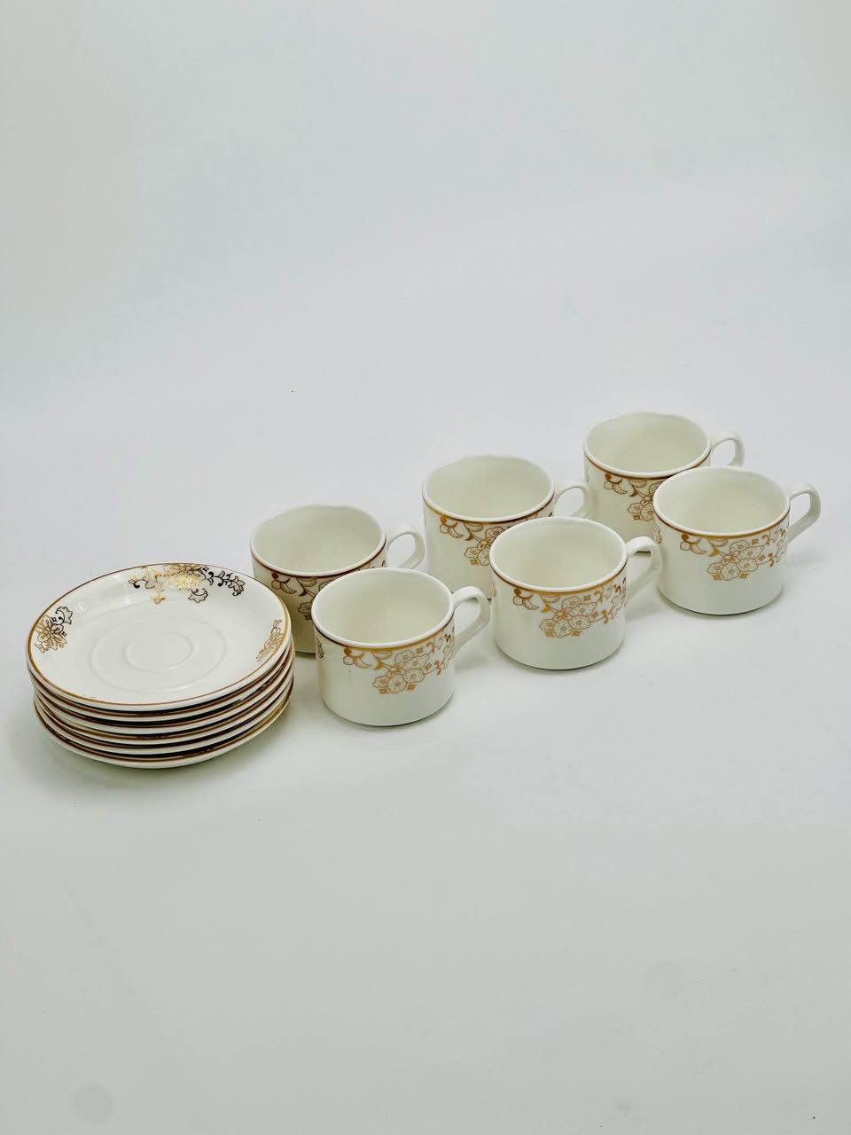 السيت مصنوع من سيراميك نخب أول بلون أبيض هادئ.
يتميز بنقشة الورد الكلاسيك باللون الذهبي،
ويه حافة ذهبية ناعمة فوك الكوب تنطي فخامة مو طبيعية للميز.
اليدة مالت الكوب مصممة حتى تكون مريحة باللزمة، والماعون اللي وياه يحمي الميز من الحرارة.
كلش مناسب لتقديم الچاي، القهوة، أو أي مشروب حار بالعزايم والمناسبات الخاصة.
السيراميك درجة أولى وهو أضمن مادة للصحة لأن ما يفرز أي مواد ضارة ويه المي الحار.
يحافظ على حرارة المشروب لفترة أطول ويخلي الطعم الأصلي للچاي أو القهوة مثل ما هو. حلة, بابل


**إذا كنت صاحب هذا الإعلان وتريد حذفه لأي سبب، رجاءا أرسل رسالة إلى الدعم الفني**