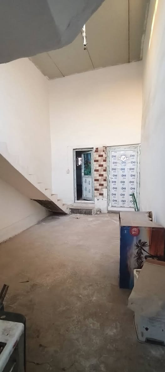 بيت للبيع
مساحه البيت واقع حال 100متر
بس هو اكثر من 100 متر

متكون البيت من 3 غرف نوم 
اكو غرف ٤ب٥
واكو ٦ب٥

+ استقبال ٥ب٦
ومطبخ مفتوح ع صالة 

حاليا البيت بوضع ايجار 
و ايجار البيت ميقل عن 350 الف

الموقع : شارع الري (بستان الجمعية) 

سعر البيت 140 مليون وبي مجال للشراي

للاستفسار : ***********
