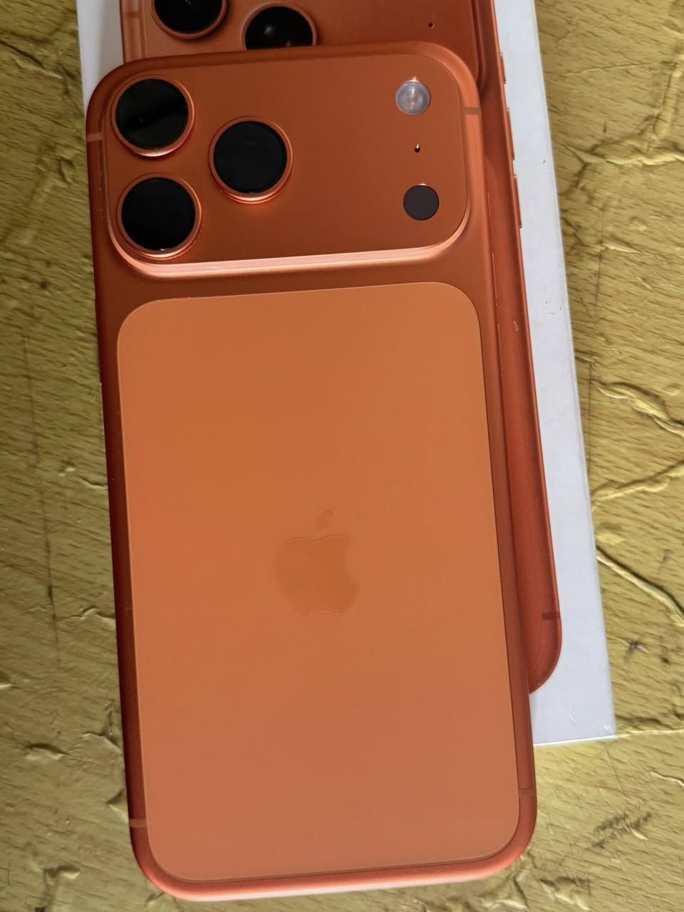 السلام عليكم آيفون 17برو ماكس ذاكره 256 🔋 100 مشحون 29  جهاز جديد نسخة السيمًكارت جهاز جديد بعده داخل الضمان السعر مليونين ***********
